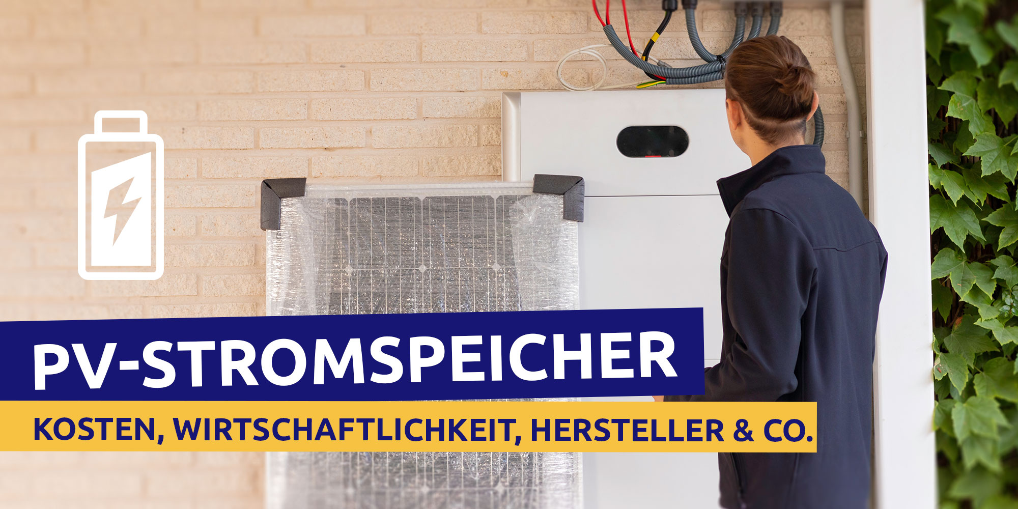 Ein Fachmann inspiziert den Stromspeicher in einer Garage.